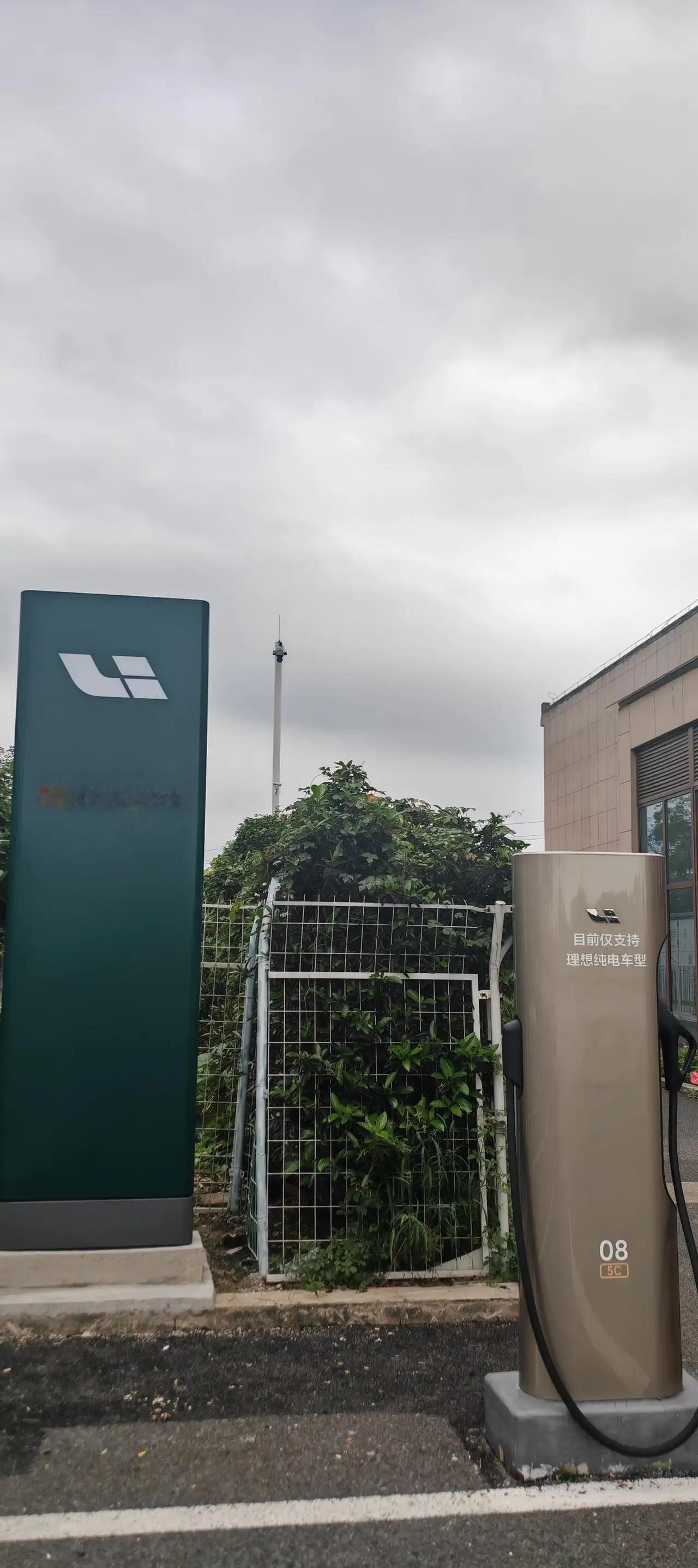 理想可能又一次走在了前头——但走得太早，也容易被说成“自嗨”。5C超充这玩意