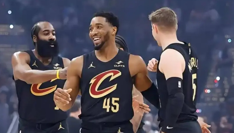 说到哈登和米切尔的组合，骑士主帅阿特金森说：“在联盟里，大部分教练可没有这种奢侈