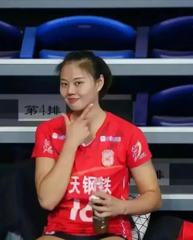 【龚翔宇疑似受伤，不会影响比赛】有相关报道说，新一届中国女排队长龚翔宇疑似受伤