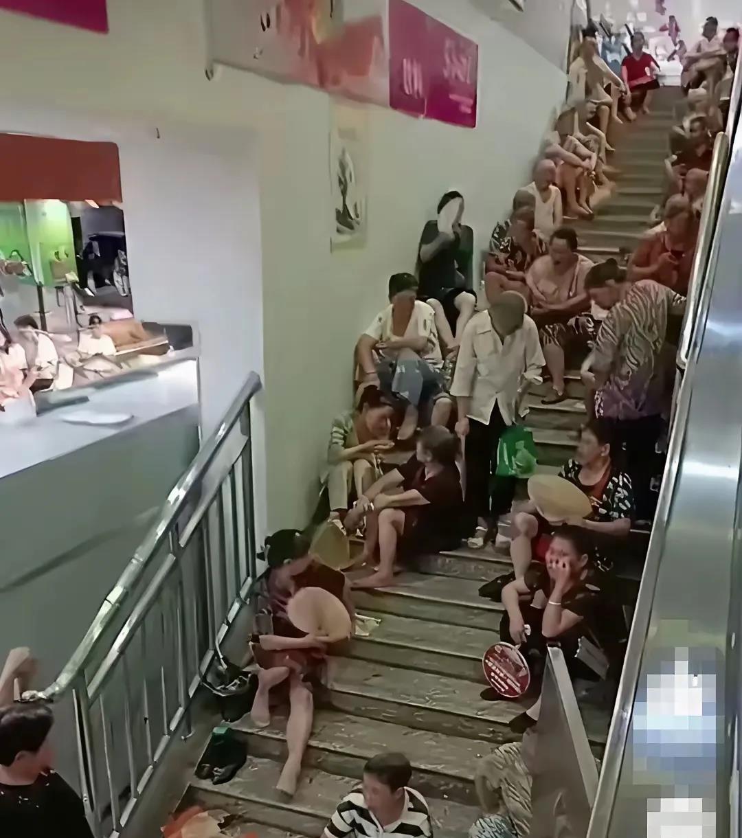 网友:说不得，骂不得，空调关不得，超市老板的无奈！大神们有没有好方法可以解决