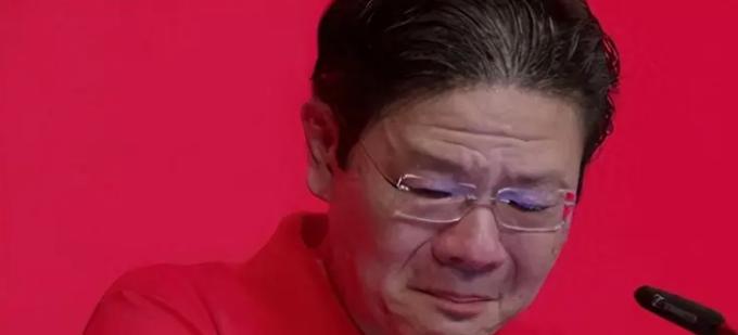 新加坡靠收航运“过路费”躺赢的日子已经彻底走到了尽头。一边是宁波舟山港的货轮取道