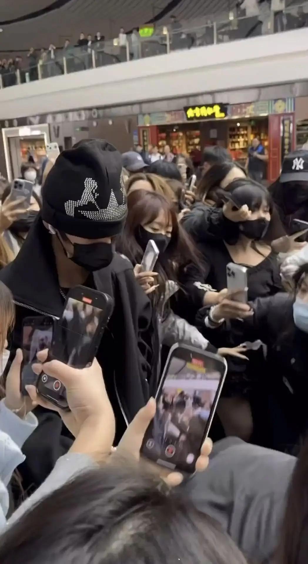 🍉网友投稿楼孩在机场被ss脱裤子了这么冷的天竟然不穿秋裤的吗