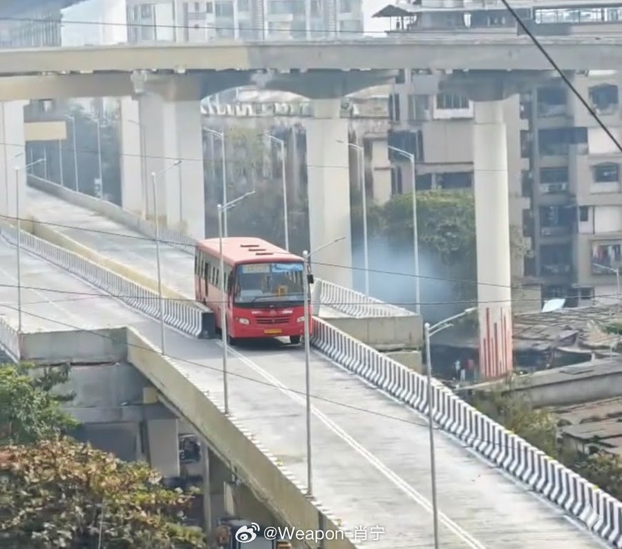 烽火问鼎计划交通设计……蠢材——印度高架桥4条车道以直角合并成2条车道