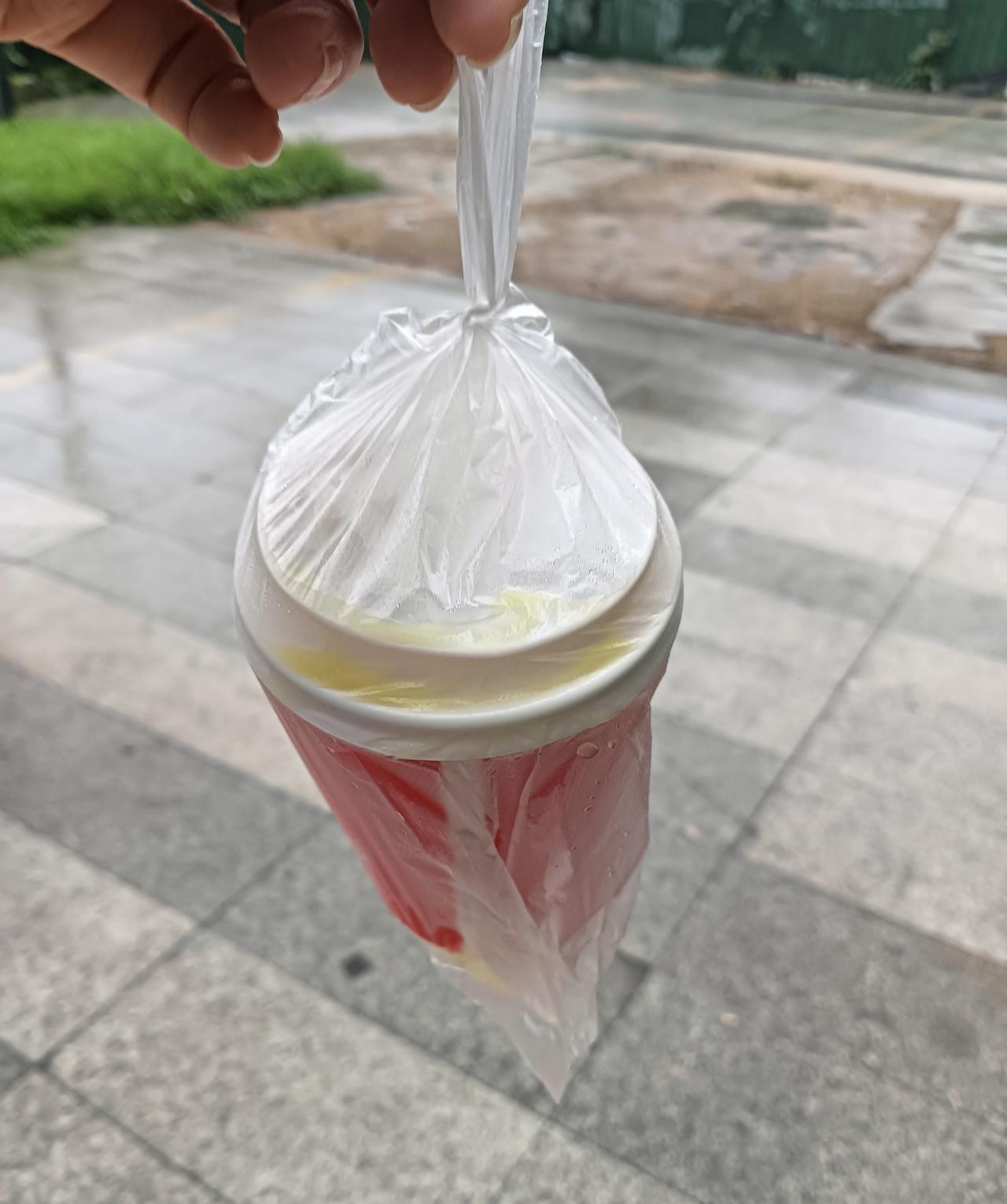 唉！真是崩溃呀！昨天下了一天雨一单没跑，今天早晨把儿子送到学校，虽然下着毛毛雨但
