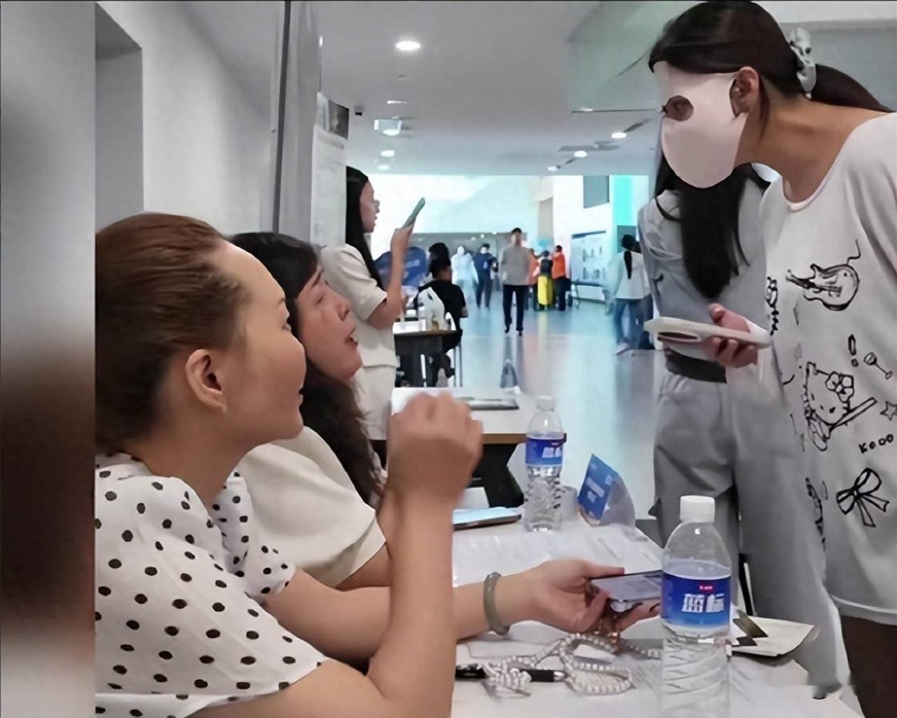 很幸运。戴着防晒面罩参加招聘的这名大四女生碰到好人了。虽然这名HR没有看上女孩