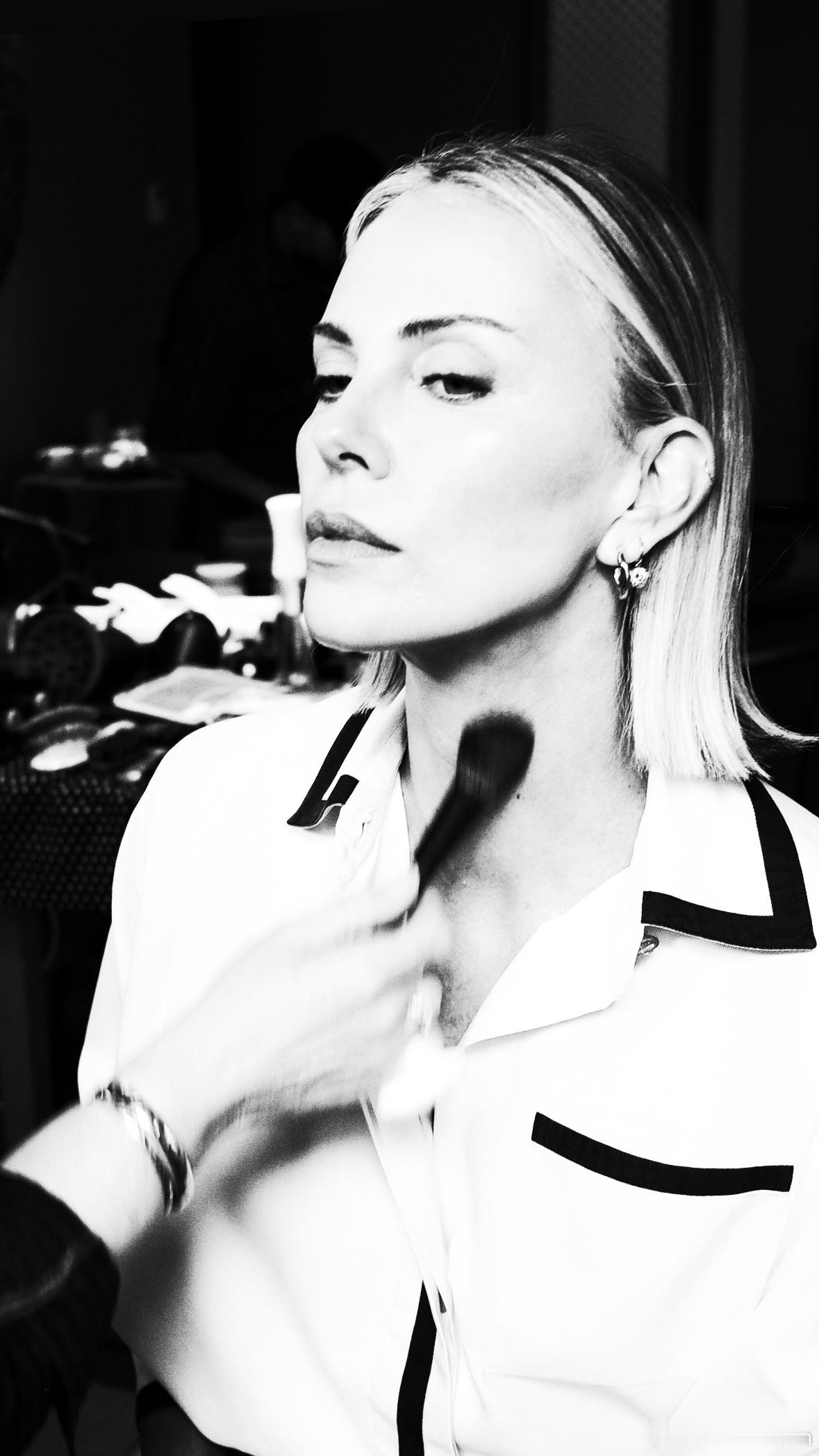 charlizetheron查理兹塞隆今日份开工私照，来自发型师adirab
