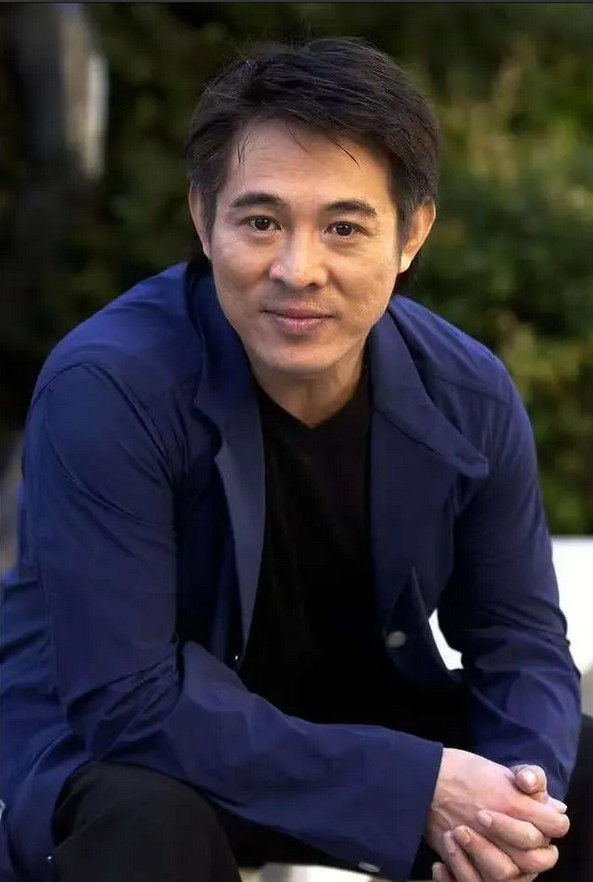 主持人问李连杰：“你和元彪、成龙、刘德华比起来，谁更厉害？”李连杰摆了摆手：“