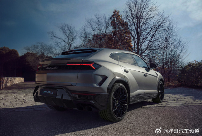 胖哥汽车频道2026款兰博基尼UrusSE官图发布。新车搭载品牌全新徽章标识