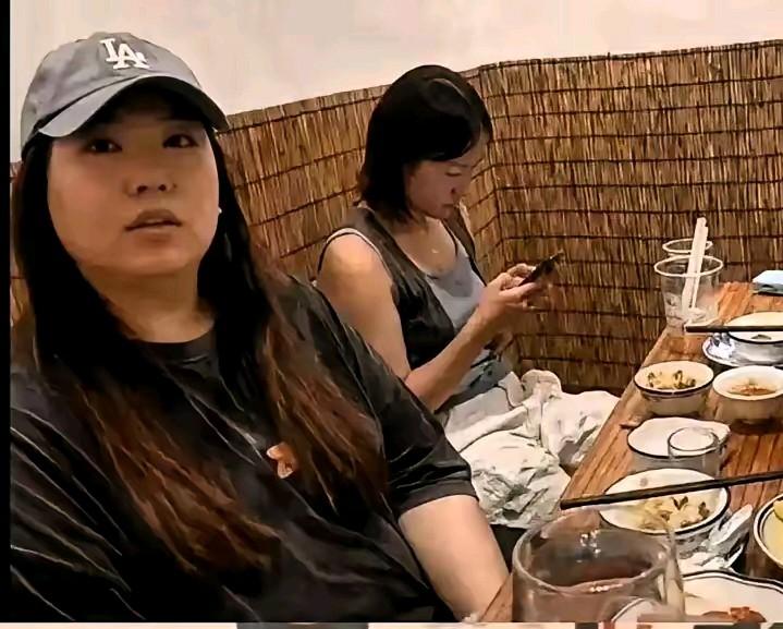 那个吃潮汕火锅不给免单就给差评的四个人是认识多年的人，不算朋友仅仅只是认识，虽说