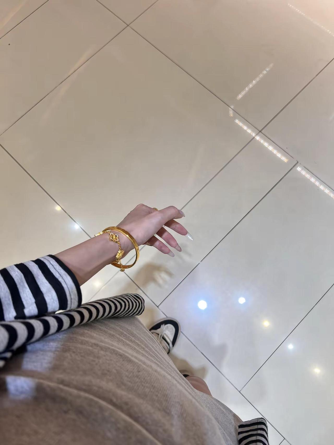 气质这东西戴上黄金就有了✨。金手镯的魅力手镯ootd黄金叠戴手镯黄金手链