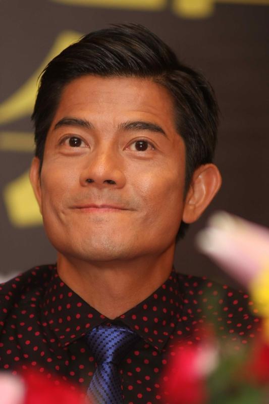 郭富城都能领老年卡了，时间过得真快啊！近日在电影宣传活动上，他幽默自曝年满60