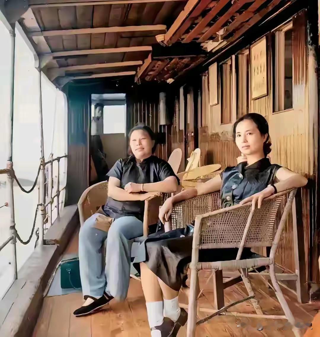 这张珍贵老照片，定格了朱德元帅夫人康克清与陈毅元帅夫人张茜在游船上的闲适瞬间。
