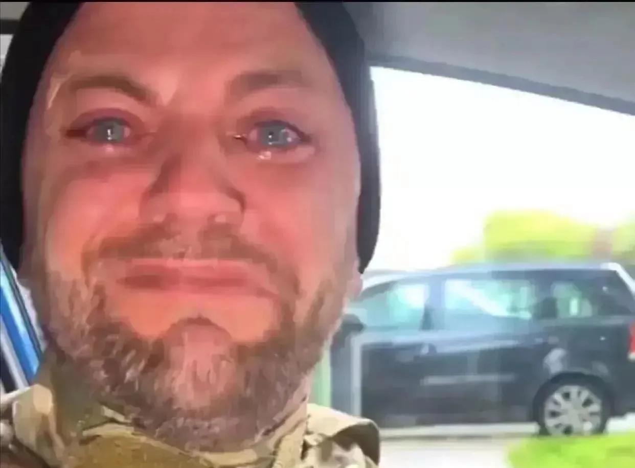 为了多挣点儿钱，这位美国大兵跑到乌克兰当了一名国际雇佣兵。结果没想到他的邻居给他