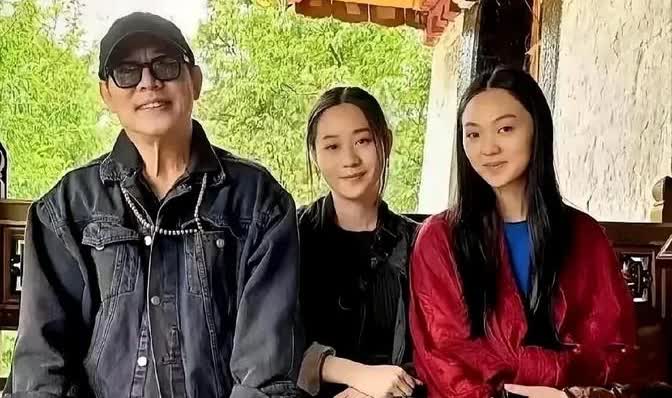 李连杰最近晒出了和老婆利智一起带俩闺女出门的照片，这四个一家人的合照一发出来，网