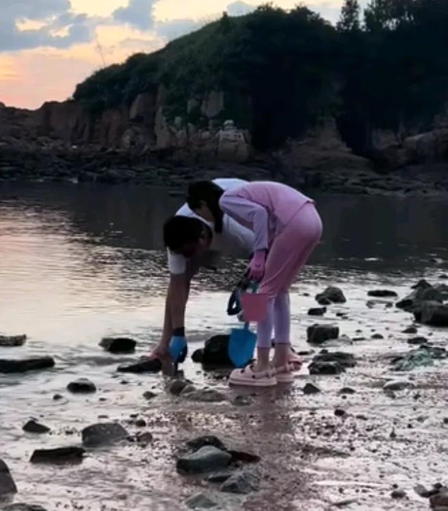 田静一大家子居然来到了福建！前两天来到安徽旅游，后来去了浙江丽水，现在又来到了