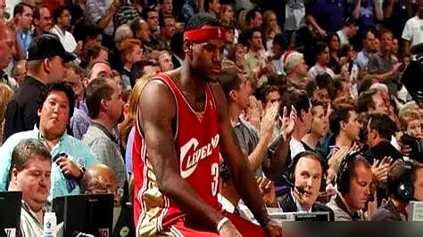 他就在场上冲着18岁的詹姆斯喊，以为自己还是老大。那年骑士队选...