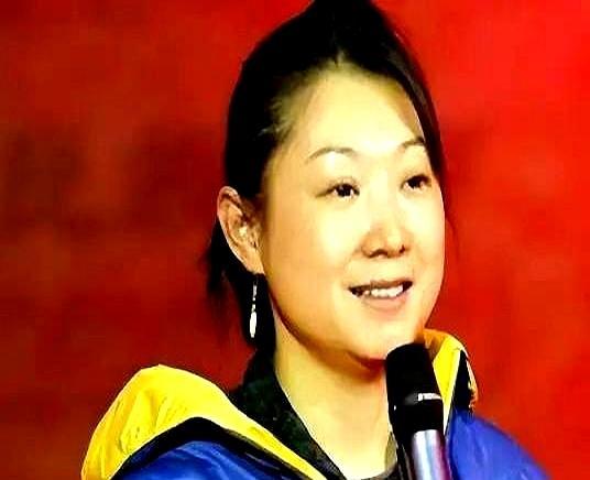 为了娶大6岁的二婚妻子，张译当场发誓：这辈子不要亲生孩子。亲戚朋友都劝钱琳