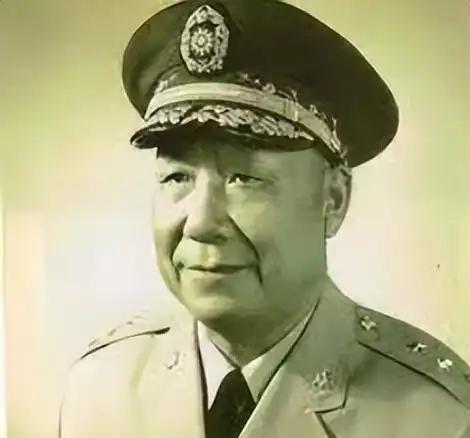 1949年，蒋介石下令炸废青岛，刘安祺接令后沉默不语，转头却把亲信叫进屋里，关