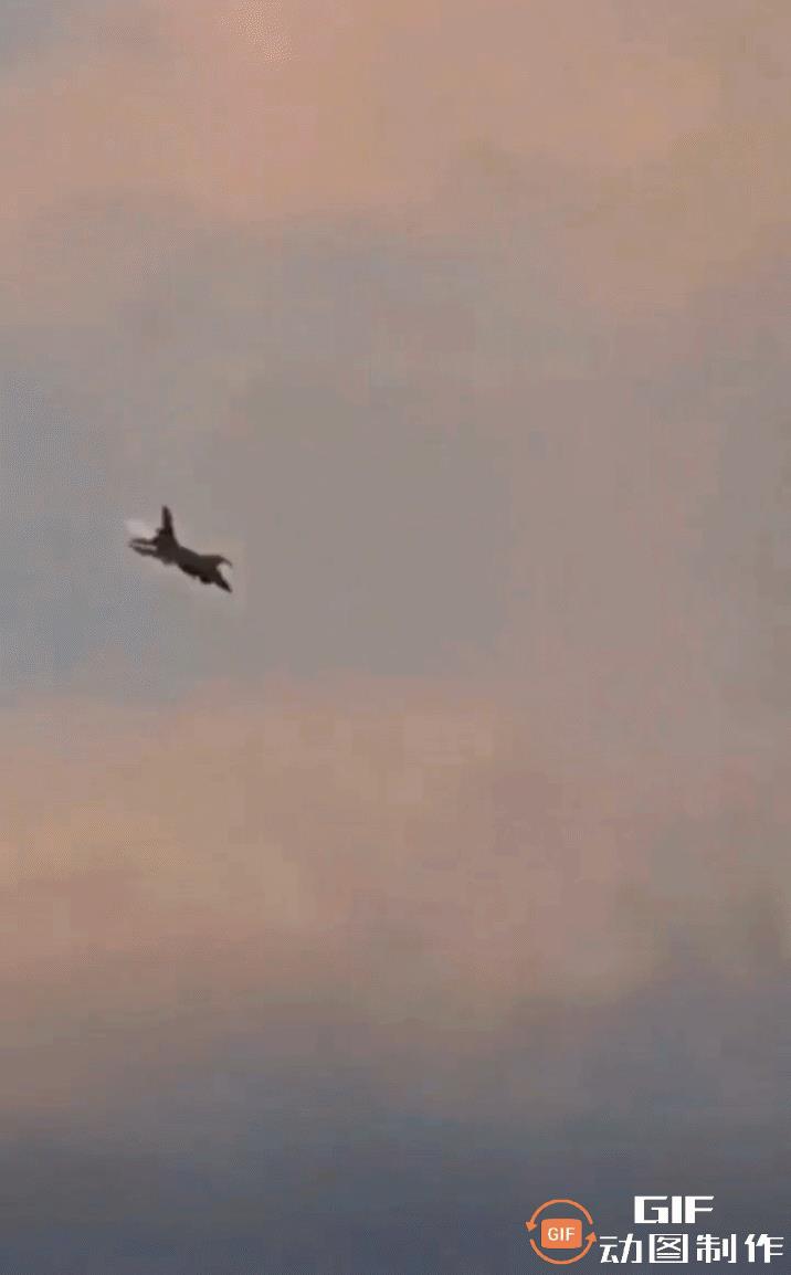 貌似还有动力，并未完全失速……波兰空军“虎”式战机表演队一架F-16战机，在拉