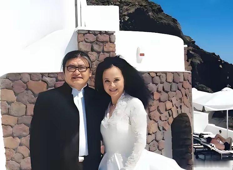 刘欢的豪宅到底有多大？​刘欢在北京城郊有一套2002年购买的德式风格住宅，两层红砖建筑，内部空间宽敞
