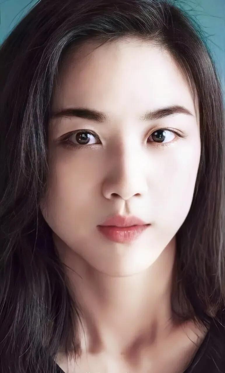 汤唯，内娱独一份的清冷文艺天花板！骨相清隽气质疏离，一颦一笑皆是故事感，从荧幕经