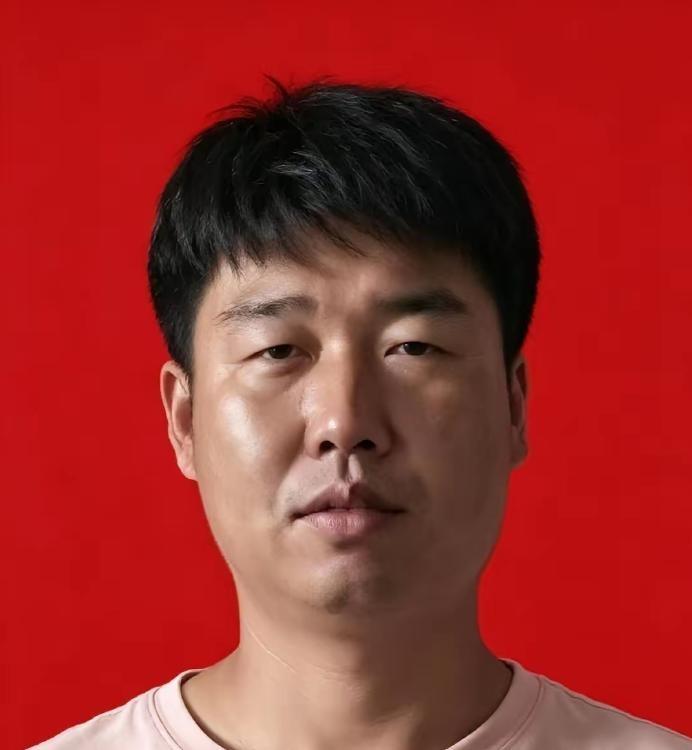救人视频播放量冲到3000万那天，柳忠鹏还在沈阳工地上开挖掘机。这个36岁的黑