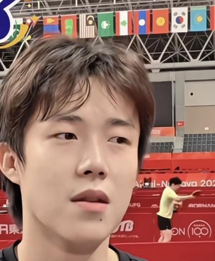 孙颖莎在美国大满贯靠反手拿下冠军，莱维一句“看莎莎都不用看正手了”直接点破了这姑娘今年的变化。说实话