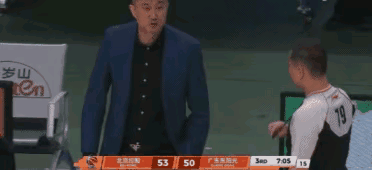 昨晚北控主场，面对杜峰对裁判施压习惯，这次裁判趁不在广东男篮主场，终于对杜峰进行