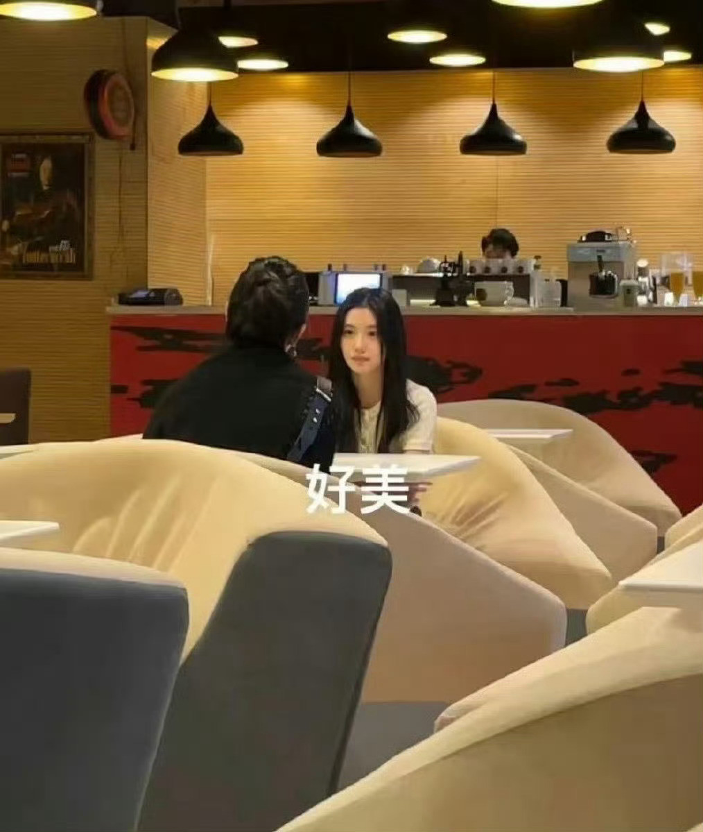 刘浩存素颜和老师见面，好乖好美，完全初恋风