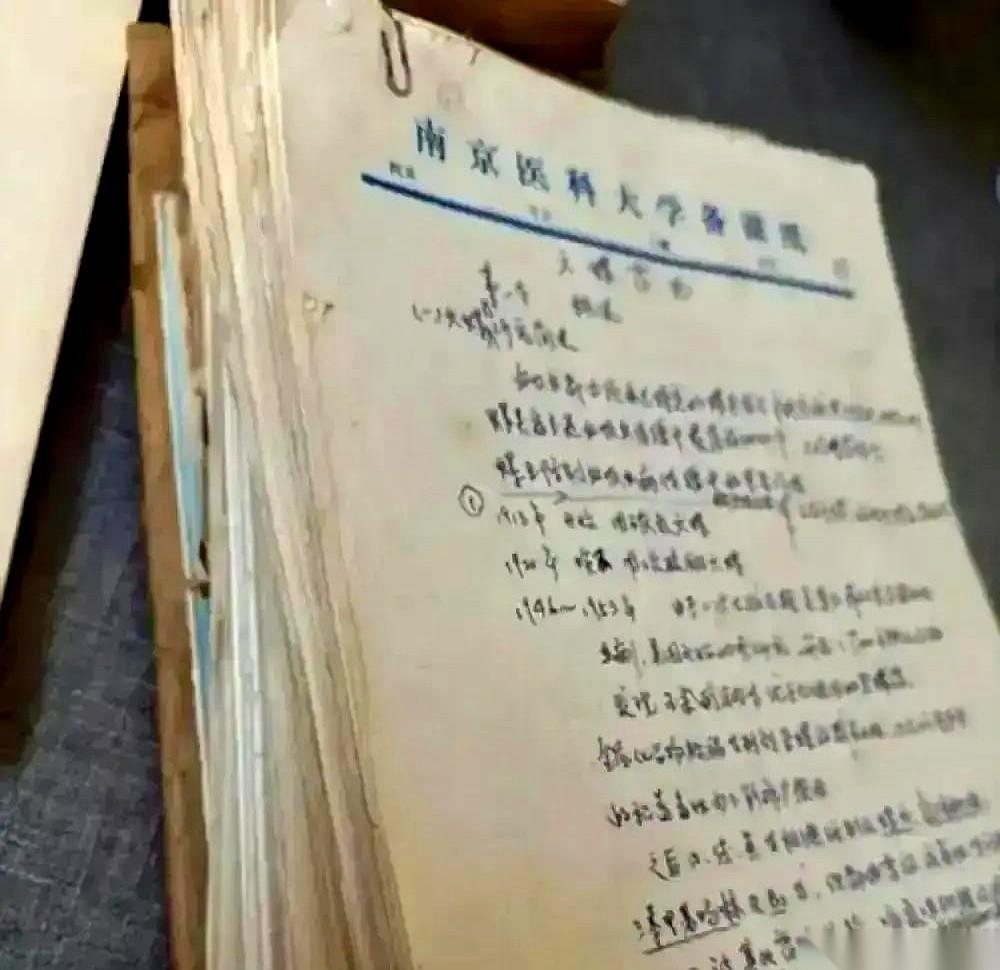 冯源在南京的废品站花了十块钱，买下了一摞论斤称的发黄手稿。这些硬壳笔记本里除了