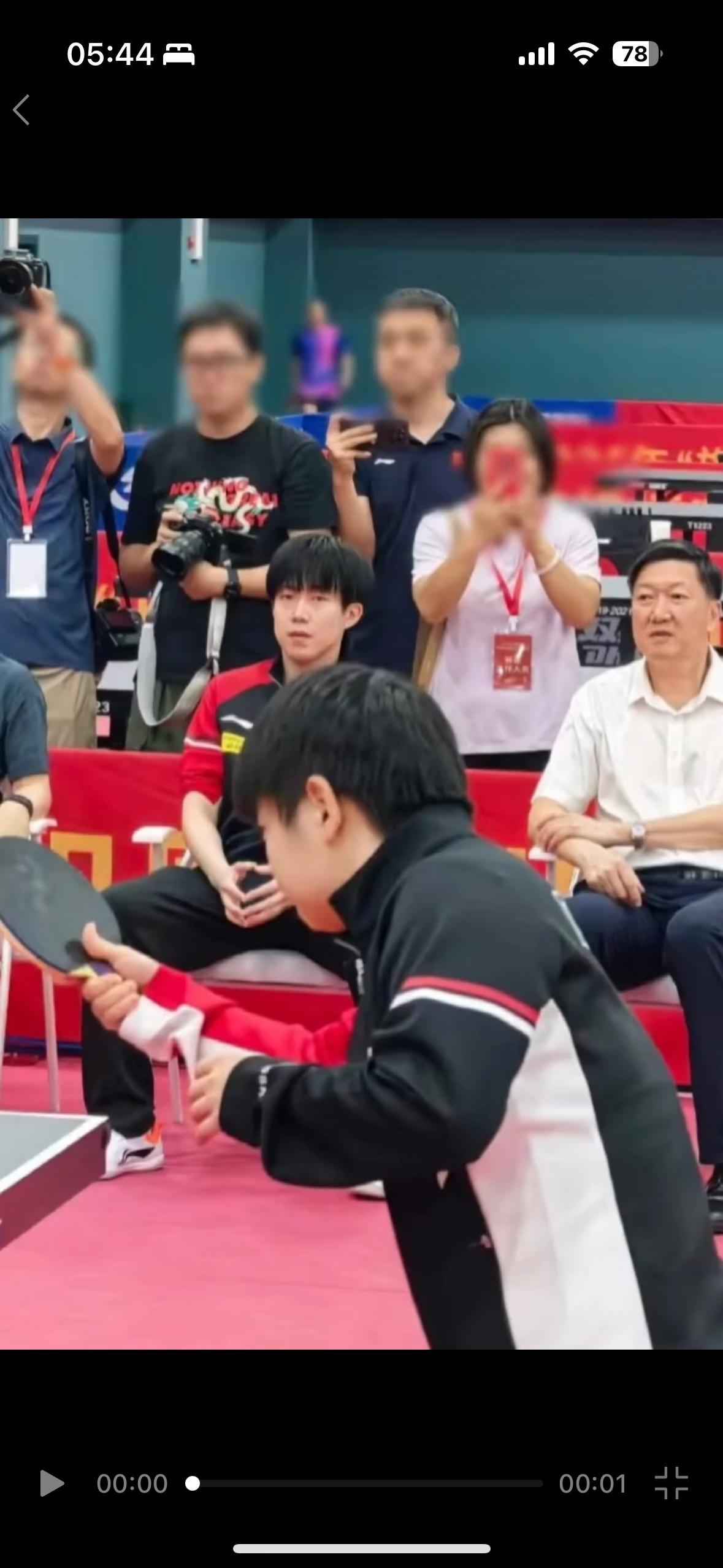 终于有张高清的了，莎莎也打球了，展现球技，大头在下面也是一直注视着，大头的真的就