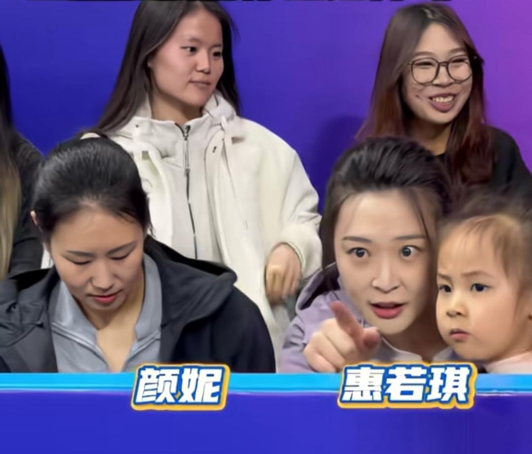 女排超级联赛的总决赛，场边再见曾经的世界和奥运冠军们，有北长城老颜妮，她能