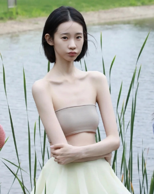 张艺凡这身材，瘦得有点过头了，不过艺人为了上镜也只有如此了。