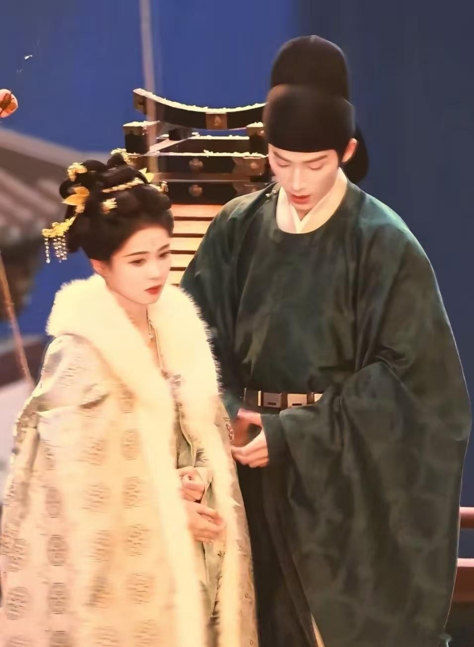 王星越抱起白鹿就百米冲刺唐宫奇案片场氛围好绝！王星越一喊开始就抱起白鹿百米冲刺