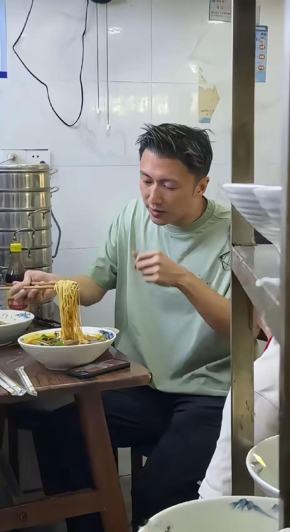 谢霆锋独自一人现身香港街边小吃部吃牛肉拉面时的一幕，蘸点醋和酱油吃起来太爽了。