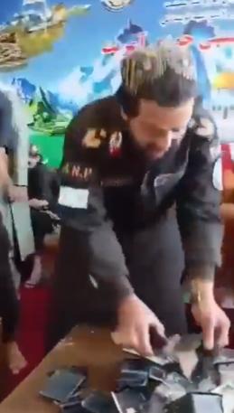 阿富汗正在上演一场荒诞的“进步”！警察公开用锤子砸碎成堆的智能手机，政府官员也被