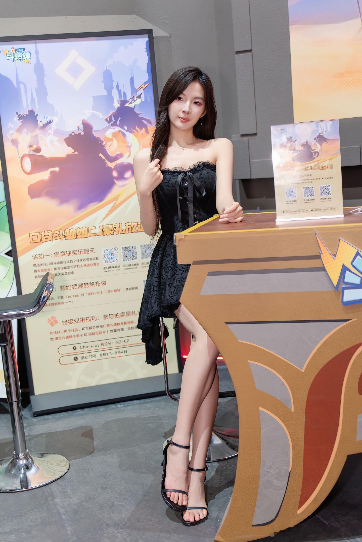 黑色一字带凉高显得格外迷人～​​​