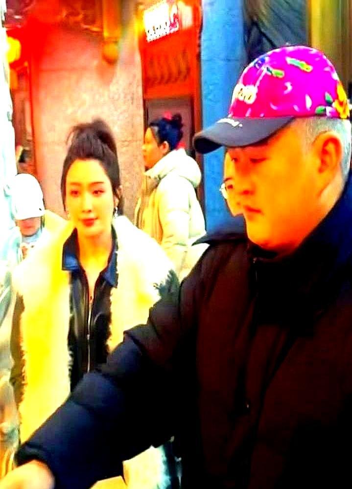 刚喊完“我被榨干了”，下一秒她就坐到了赵本山儿子旁边。10万人的直播间，榜