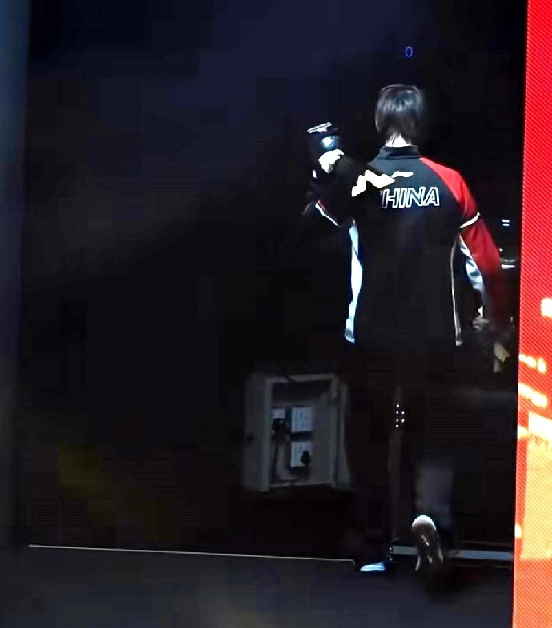 WTT香港年终总决赛，颁奖典礼结束后，扛着自己的大奖杯离开的王曼昱！虽然也不明