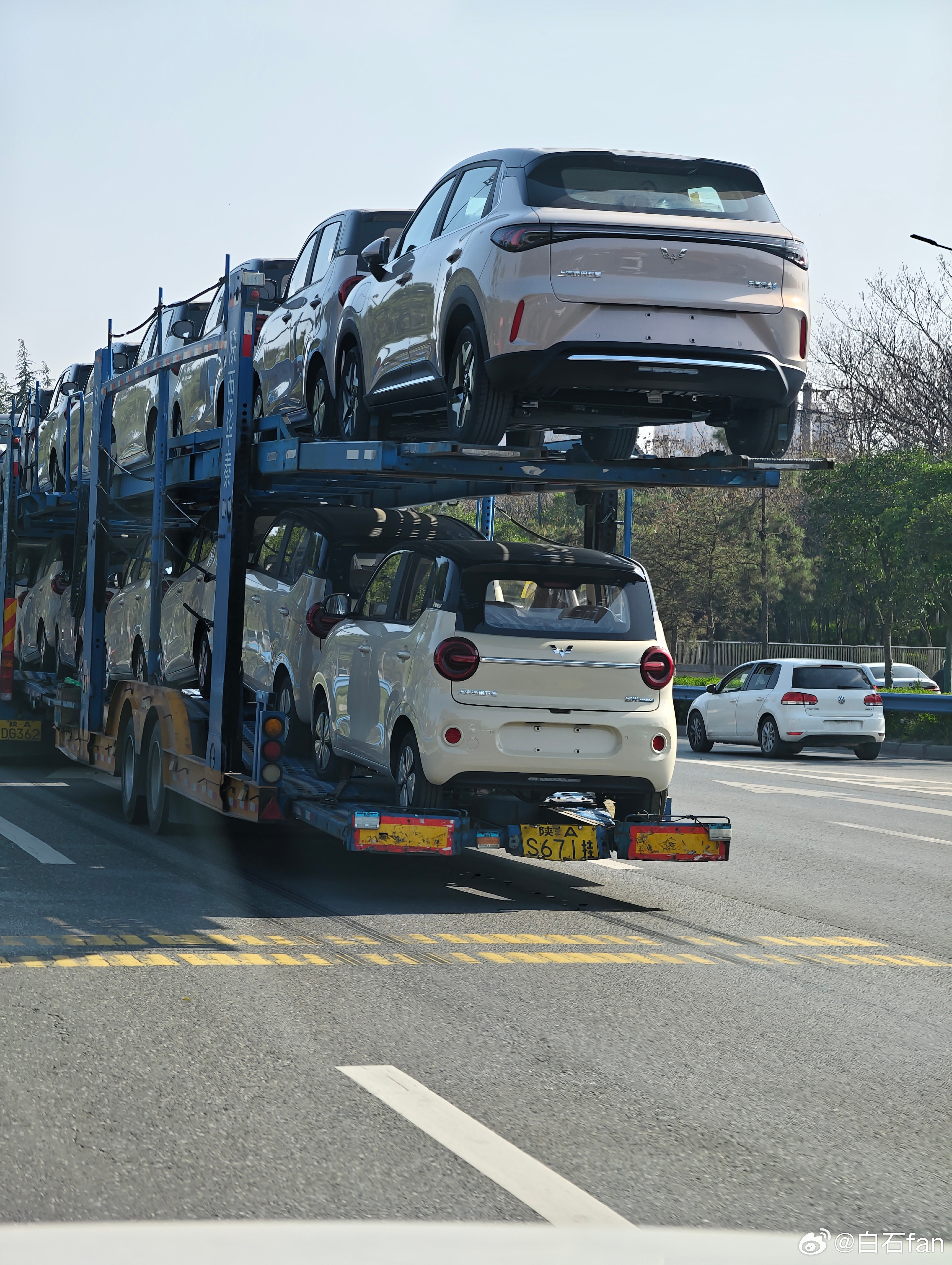 回家路上遇到了五菱如今最热门的两款车第五代宏光MINIEV和缤果S尤其是这次的