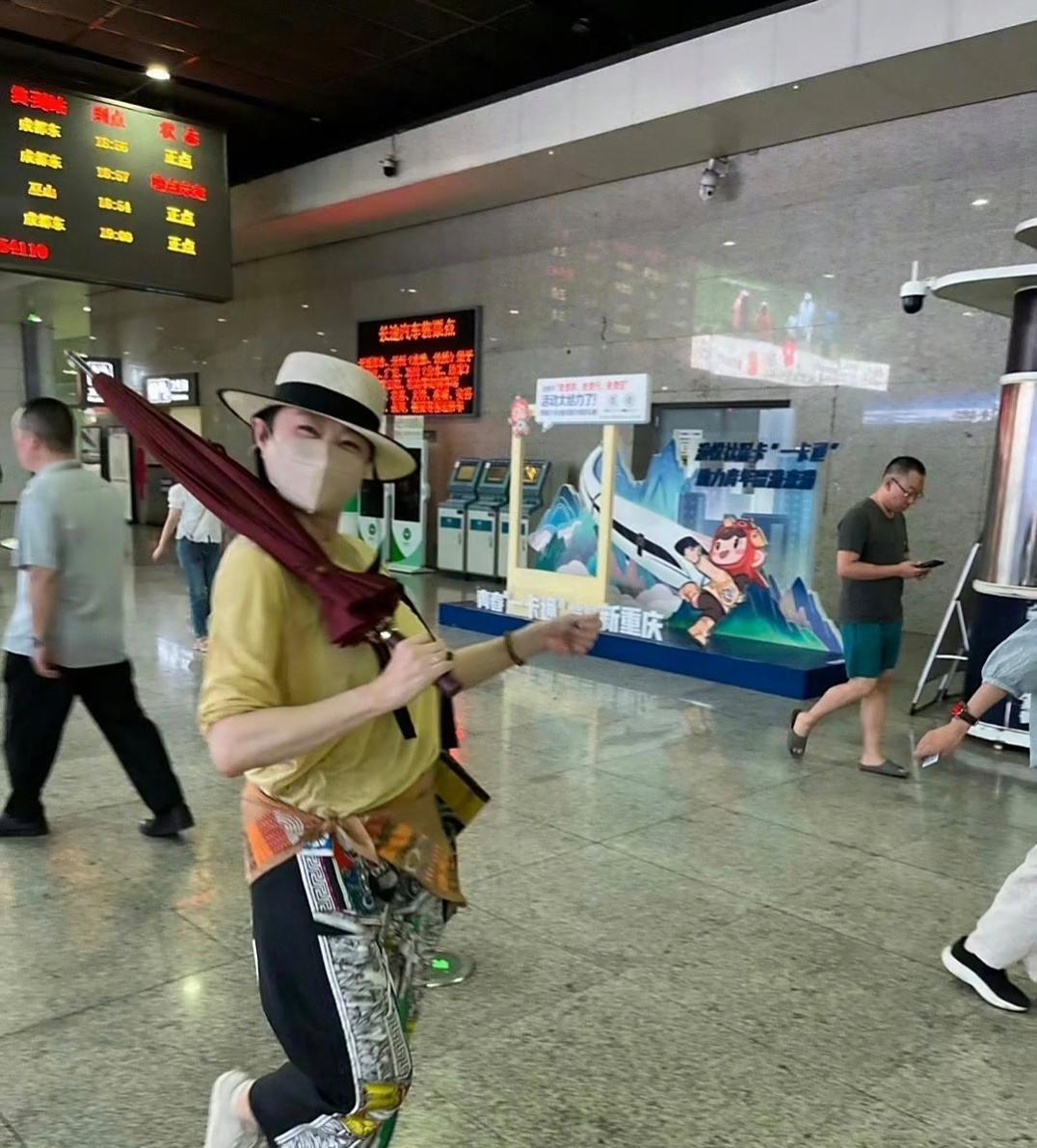 70岁林青霞坐高铁到重庆旅游，她旅游心情特别好，享受生活，加上遇到重庆好天气，她