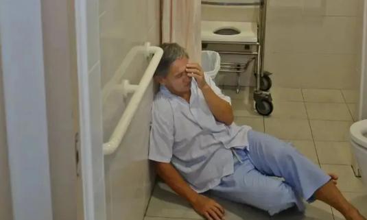“谁死谁有理？”湖南株洲，8旬老人深夜想上厕所，没叫值班人员就自行前往，结果不慎