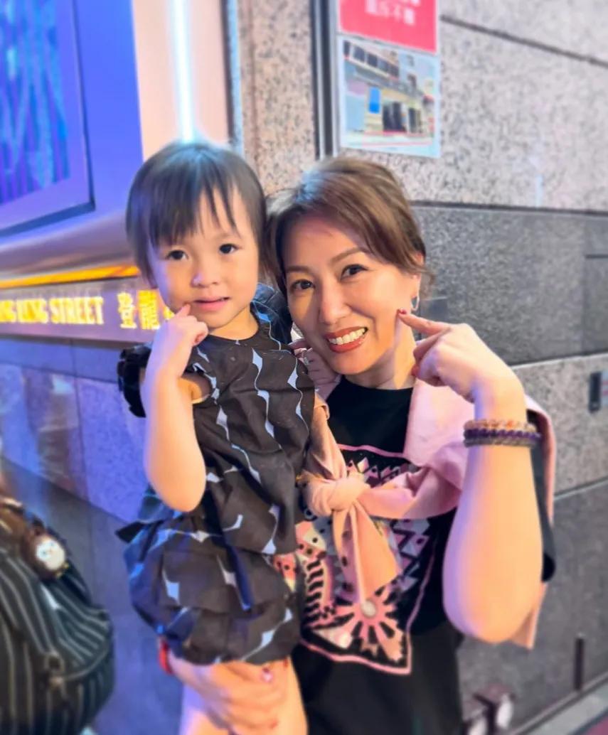 50岁黄纪莹近照曝光！保养得宜气质好，感情生活成谜近日，古天乐再度陷入隐婚生子