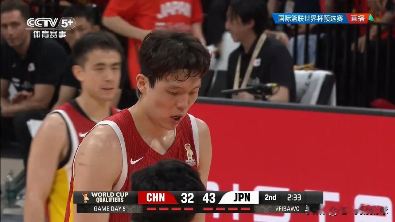 中国男篮巨星杨瀚森真是改不了犯规多的臭毛病！在今天进行的中国男篮和日本男篮的比赛