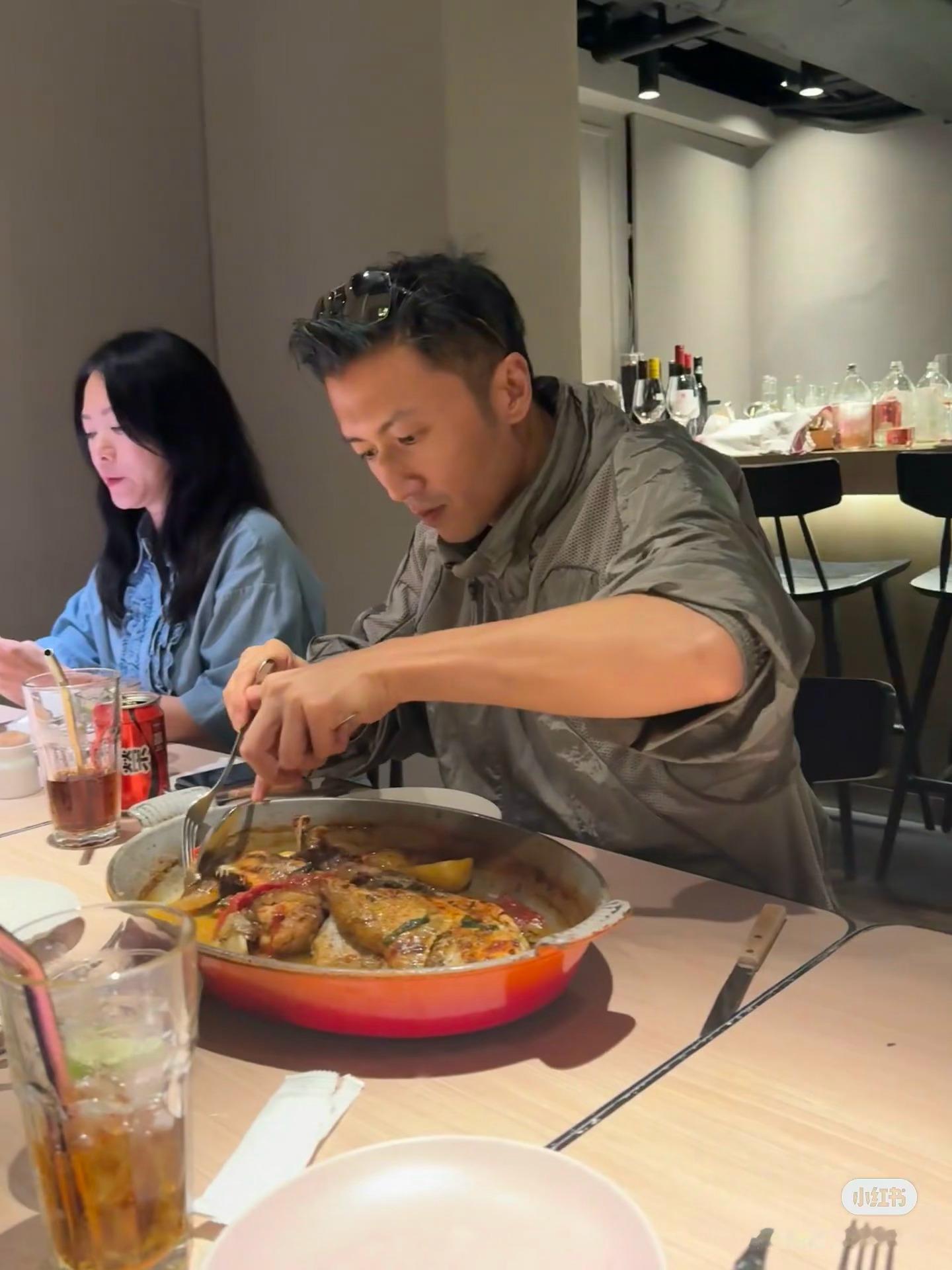 一饭封神参赛者和谢霆锋吃饭​​​