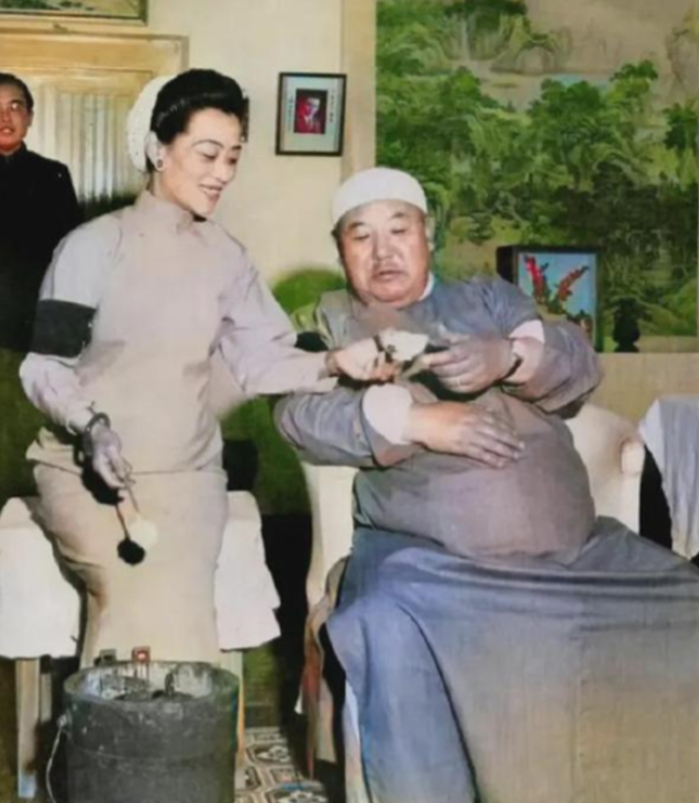 1956年，逃到美国后的马鸿逵在私人公寓内，挺着腐败的大肚子，享受着小姨太给他做