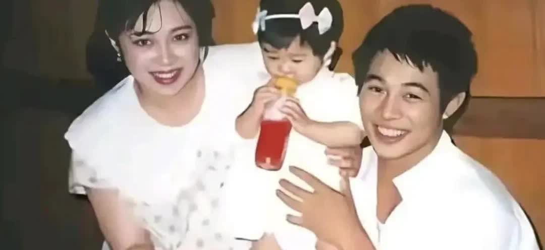 80年代，李连杰和黄秋燕一起给女儿过生日[doge]