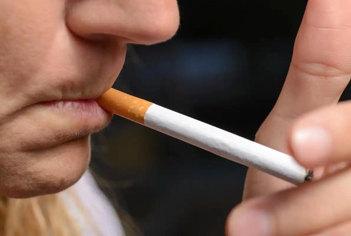 吸烟再次受到关注？医生：冠心病患者吸烟，多避4点，降低风险不少人一听“心脏病