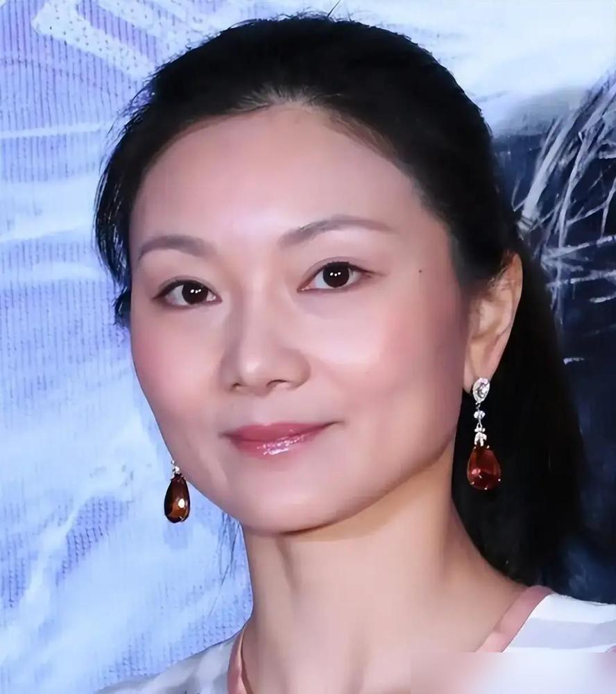 张艺谋的748万罚款，竟是陈婷亮出底牌的入场券。19岁，张艺谋给她二选一，她