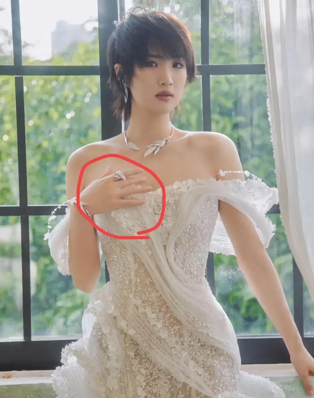 姚安娜把“豪门千金”和“女明星”这两个皮肤，都卸载了。你看她在鸿蒙盛典的样